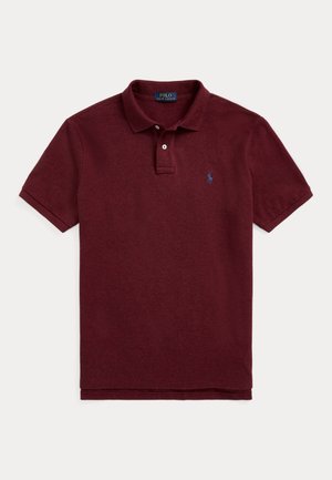 Bordowa koszulka polo z krótkim rękawem, kołnierzykiem, dwoma guzikami oraz małym haftowanym logo po lewej stronie klatki piersiowej.