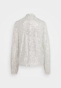 Giacca argentata con paillettes, maniche lunghe, motivo a righe verticali e colletto alto. Tessuto liscio con dettagli riflettenti che brillano.