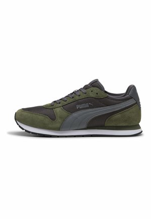 Oliivinvihreä ja tummanharmaa Puma-tossu, jossa mokka- ja verkkopäällinen, nauhakiinnitys ja valkoinen kumipohja, esitetty sivukuvassa.