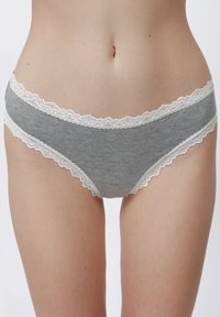 Grijze katoenen damesonderbroek met witte kantafwerking langs de tailleband en beenopeningen, met een gladde textuur en een ontwerp met gematigde bedekking.