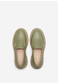 Grønne læder loafers med rund tå, syet detaljering og en kraftig tan sål. Interiøret prydes af et mærke-logo i lys farve.
