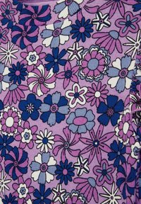 Material floral în nuanțe de mov, albastru și alb, cu diverse modele de flori și o textură canalată. Decolteu rotund.