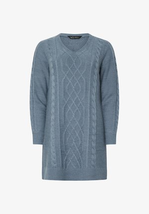 Jasnoniebieski sweter dzianinowy z dekoltem w kształcie litery V, z teksturowanym wzorem w warkocze i długimi rękawami. Miękka tkanina, luźny krój.