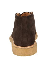 Stivale alla caviglia in suede marrone con punta rotonda, superficie testurizzata e suola in crepe marrone chiaro; presenta un dettaglio di cucitura in contrasto sul tallone.