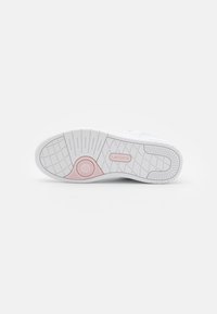 Lacoste sneaker talpa, fehér gumi, texturált tapadással, rózsaszín akcentussal, vízszintes és függőleges barázdákkal, valamint körkörös mintázattal.