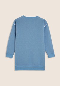 Vestito felpa blu con una texture morbida, maniche lunghe, polsini e orlo a coste. Presenta accenti di logo bianchi a contrasto sulle spalle.