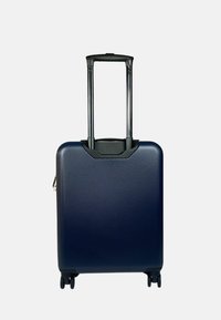 Harde koffer in marineblauw. Bevat een gestructureerd oppervlak, een telescopische handgreep en vier draaibare wielen voor gemakkelijke verplaatsing.
