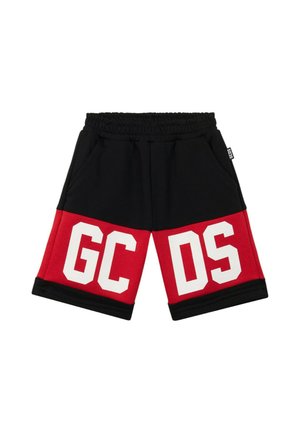 Short noir et rouge avec taille élastique et grandes lettres blanches "GC" sur la jambe gauche et "DS" sur la jambe droite.