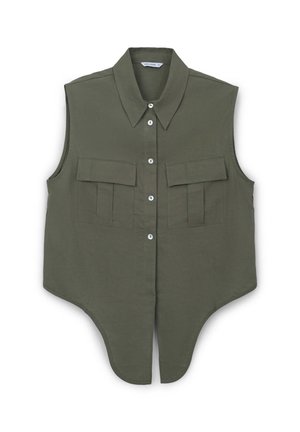 Ärmelloses olivgrünes Shirt mit spitzem Kragen, Knopfverschluss vorne, zwei aufgesetzten Brusttaschen und abgerundetem Saum mit vorderem Schlitz.