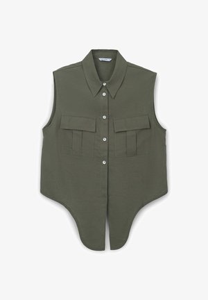 Chemise sans manches vert olive avec un col pointu, fermeture à boutons à l'avant, deux poches poitrine à rabat et un ourlet incurvé avec fente à l'avant.