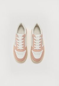 Baskets avec une tige en daim rose, des accents en cuir blanc et une semelle en caoutchouc texturée. Les lacets sont blancs avec des perforations sur la boîte à orteils.