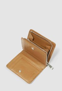 Portafoglio in pelle color cuoio aperto che mostra molteplici scomparti per carte, un comparto con bottone a pressione e una tasca per monete con cerniera argentata.