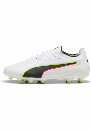 Vit fotbollssko med svarta, neongröna och röda accenter, snören och formade dobbar på sulan för spel på fast underlag.