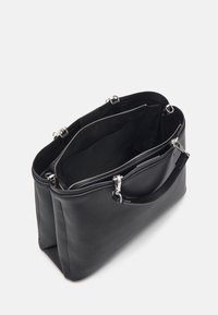 Sac fourre-tout en cuir noir avec une finition texturée, deux compartiments zippés et des ferrures en métal argenté. Conception ouverte révélant un intérieur noir.