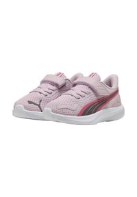 Baskets de sport rose clair en mesh avec une sangle à boucle, présentant des accents rose foncé et gris et une semelle texturée.