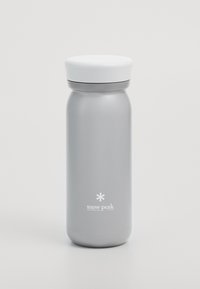 Nerūdijančio plieno vandens buteliukas su matinio sidabro apdaila, balta dangteliu ir logotipu. Lygus paviršius, cilindro forma ir apvalus dugnas.