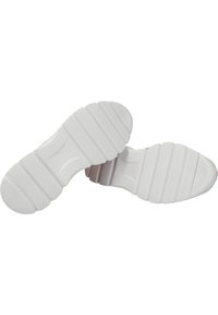 Suole di scarpe atletiche bianche con un motivo testurizzato caratterizzato da scanalature e creste, progettate per offrire aderenza e stabilità. Nessun marchio visibile.