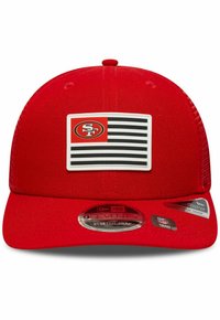 Rote Snapback-Mütze mit einem rechteckigen Patch mit gestreiftem Design und Logo. Aus Stoff mit strukturierter Oberfläche. Kreisanhänger angebracht.