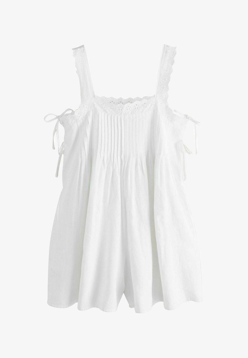 Robe blanche sans manches avec bordure en dentelle, corsage plissé et liens latéraux, dotée d'une jupe ample et fluide.