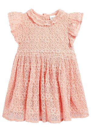 Robe rose pour tout-petit avec superposition de dentelle florale, manches courtes à volants, encolure ronde et jupe froncée.