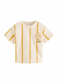 Camiseta blanca de manga corta con rayas verticales amarillas. Presenta un suave aplique de flor de fieltro en el lado izquierdo del pecho. Material de algodón.