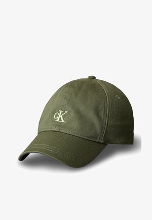 Casquette de baseball vert olive avec visière incurvée et petit logo blanc brodé "cK" sur le panneau avant.