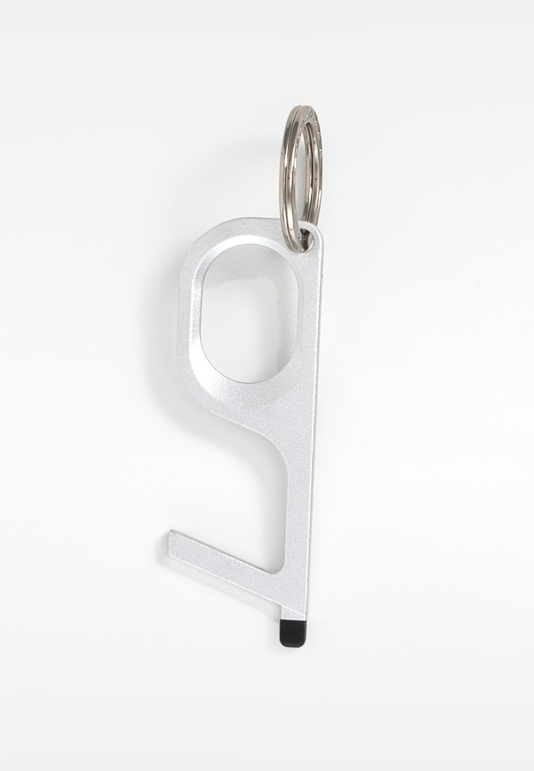 Attrezzo in metallo per portachiavi con finitura argentata, dotato di un anello per il fissaggio, forma ergonomica e una piccola punta in gomma nera per una funzionalità aggiuntiva.