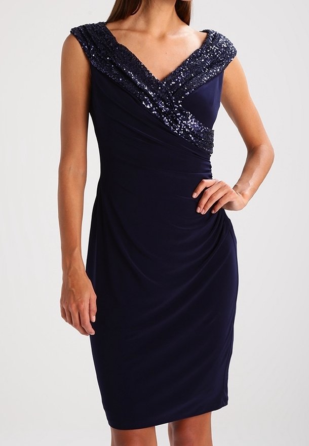 Mörkblå klänning med en figursydd silhuett, prydd med en korssydd halsringning och rynkade tygdetaljer längs sidan.