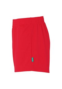 Rode sportieve shorts met een elastische tailleband, gemaakt van ademend materiaal, met een klein groen logotag aan de zijkant.