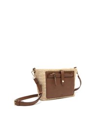 Borsa a tracolla intrecciata in paglia con dettagli in pelle marrone, tasca frontale e tracolla removibile. Presenta hardware dorato e un design strutturato.