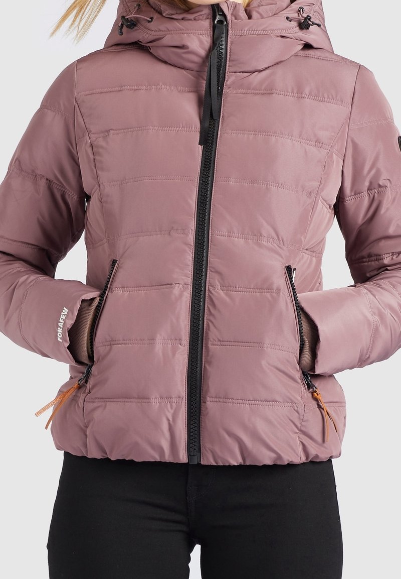 Rosa puffjacka med horisontella sömmar, dragkedja fram och justerbar huva. Har fickor med dragkedja och orangea accenter. Slät textur.