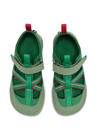 Scarpe verdi con cinturini regolabili, dotate di suola in gomma, tomaia traspirante e dettagli rossi per un tocco in più.