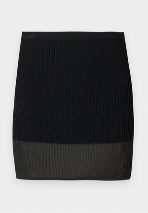 Mini-jupe en tricot côtelé noir avec une bande inférieure contrastante d'une teinte légèrement plus claire, présentant une silhouette ajustée et une taille élastique.