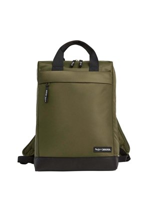 Sac à dos vert olive en tissu texturé avec des accents noirs, doté de bretelles doubles, d'une poignée supérieure et d'une poche zippée à l'avant.