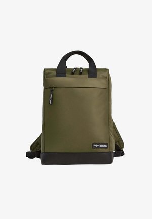 Sac à dos vert olive en tissu texturé avec des accents noirs, doté de bretelles doubles, d'une poignée supérieure et d'une poche zippée à l'avant.