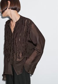 Massimo Dutti FLOWING BIB-FRONT WITH RUFFLES - Overhemdblouse - dark brown