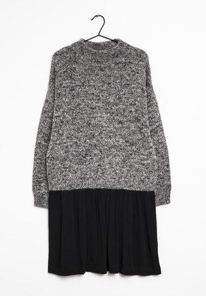 Grijze en zwarte trui jurk, met een gestructureerde gebreide bovenkant en een luchtige zwarte geplooide rok, ontworpen met een ronde halslijn en lange mouwen.