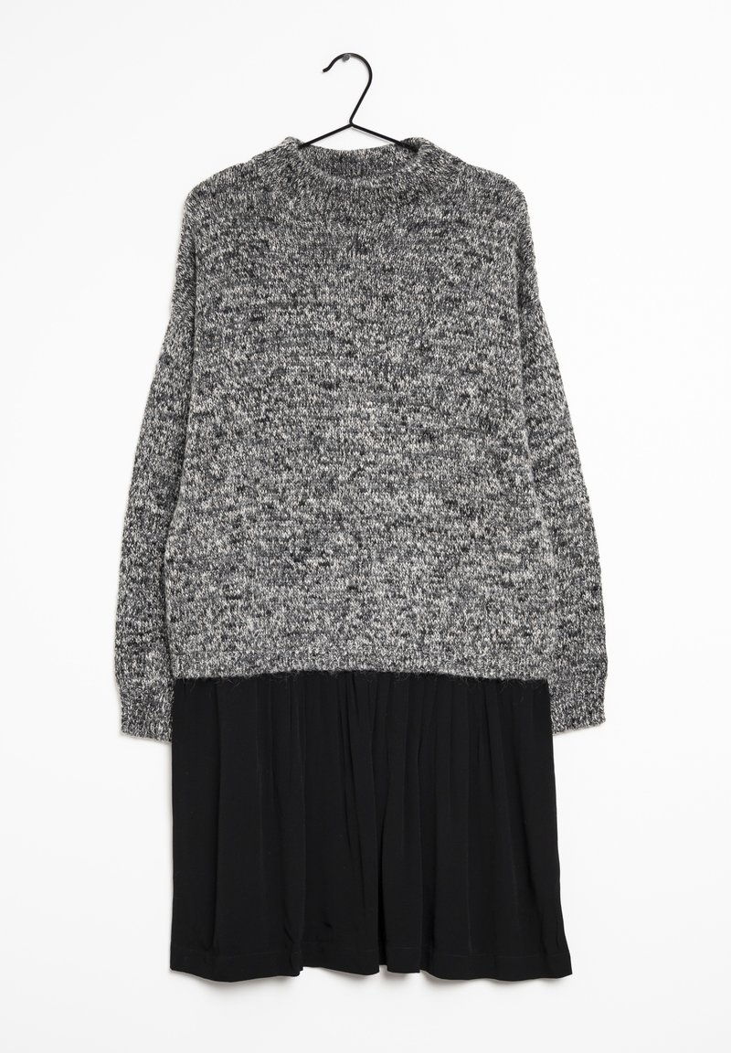 Harmaa ja musta neulemekko, jossa on tekstuuripintainen yläosa ja laskostettu musta hame, suunniteltu pyöreällä pääntiellä ja pitkillä hihoilla.