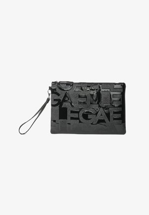 Borsa a mano nera in pelle lucida testurizzata, con lettering impresso e una tracolla. Chiusura con zip nella parte superiore per un accesso sicuro.