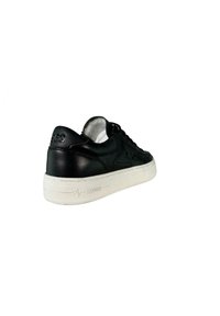 Sneaker nera in pelle con suola in gomma bianca, caratterizzata da una finitura texturizzata e un logo impresso sul tallone. Design con lacci e colletto imbottito.