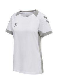 Biała sportowa koszulka z krótkim rękawem z jasnoszarymi akcentami na rękawach, kołnierzu i bokach, z małym czarnym logo hummel na piersi.