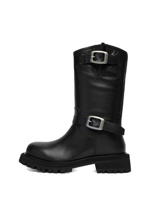 Bota negra de cuero hasta media pantorrilla con dos hebillas plateadas, punta redondeada y suela gruesa y resistente.