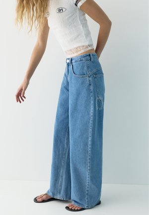 PULL&BEAR BALLOON FIT WITH EMBROIDERED TEXT - JEANS - Baggy Jeans - blue denim
