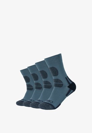 Cztery pary niebieskich i szarych skarpetek za kostkę z prążkowanym ściągaczem, ciemnym piętą i palcami, okrągłymi wzorami w ciemniejszym odcieniu niebieskiego oraz wzmocnionymi podeszwami.