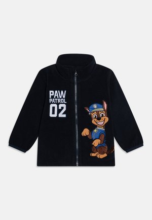 Børnefleecetrøje med lynlås i marineblå med Paw Patrol-tekst og en smilende tegnet hund i blå uniform på forsiden.