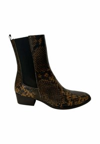 Botín de tobillo marrón con estampado de serpiente, puntera puntiaguda, paneles laterales elásticos y un tacón bajo de bloque. Textura suave con acabado brillante.