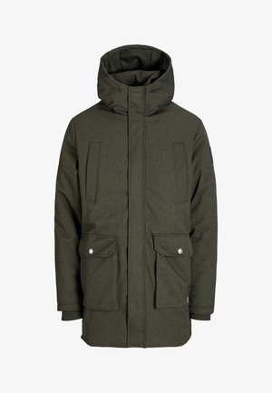 Ciemnozielony ocieplany płaszcz z wysokim kołnierzem, dwoma przednimi kieszeniami z klapkami, pionowymi kieszeniami na piersi oraz ściągaczami na mankietach. Gładka tekstura.