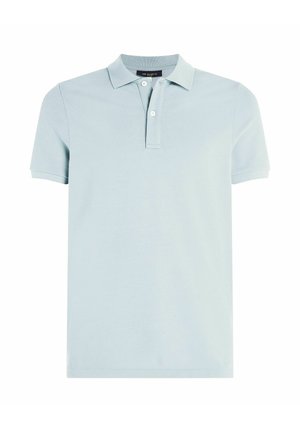Polo bleu clair à manches courtes en tissu respirant, avec un col standard et une patte de boutonnage à trois boutons sans motifs.