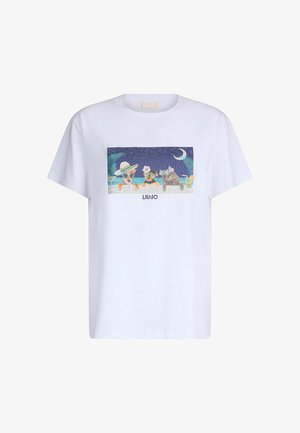 T-shirt in cotone bianco con una grafica colorata di tre animali su uno sfondo notturno con palme e una luna crescente. "LIU JO" stampato sotto.