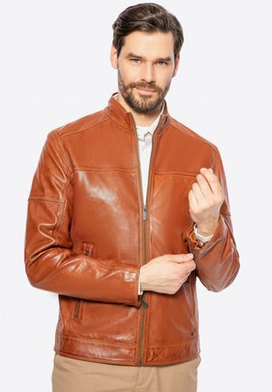 Braune Lederjacke mit einem Reißverschluss vorne, Stehkragen und Reißverschlussärmeln. Sie hat eine glatte Textur und gestickte Details.